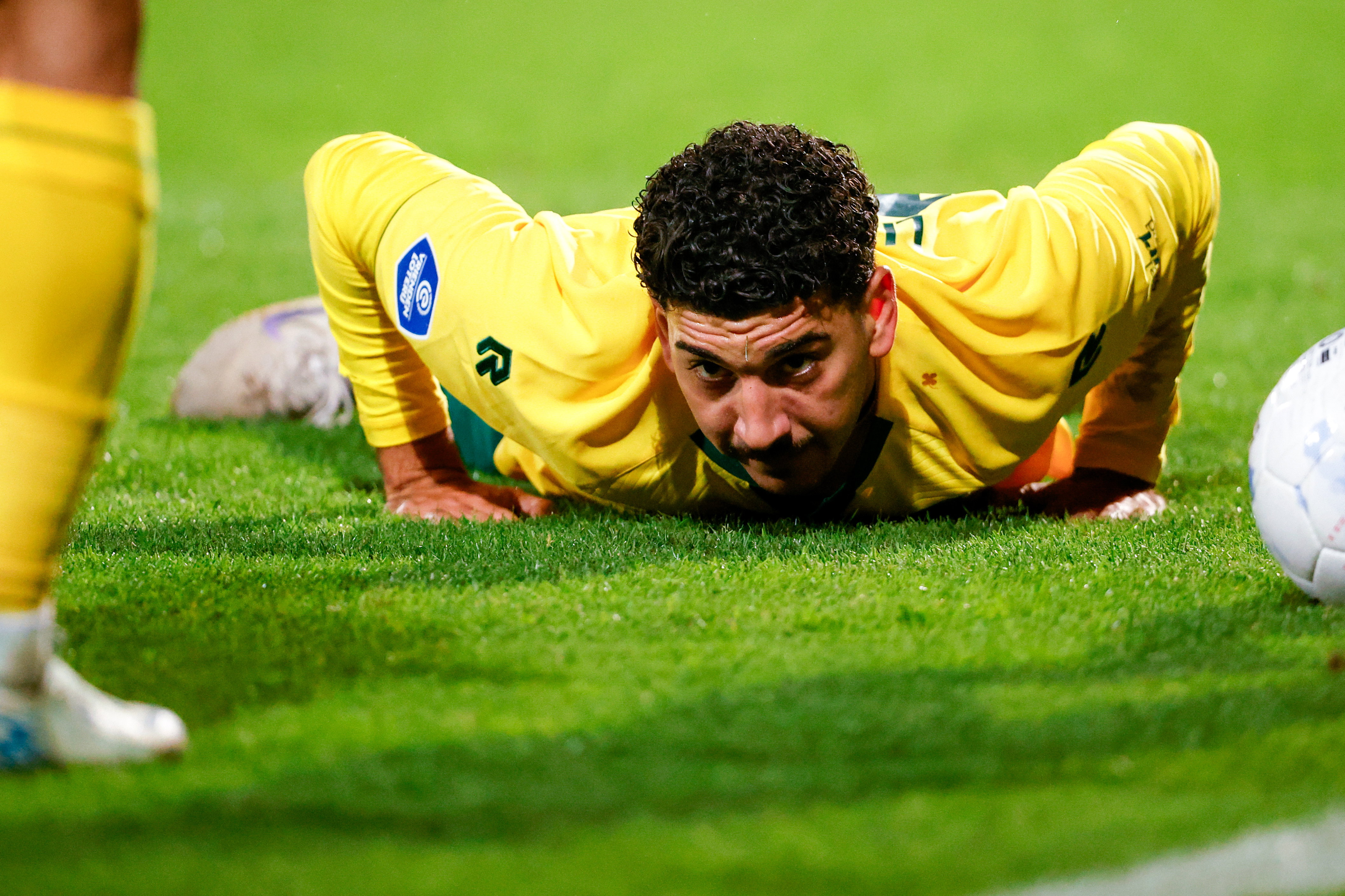 Dimitris Limnios ligt op het veld in Sittard