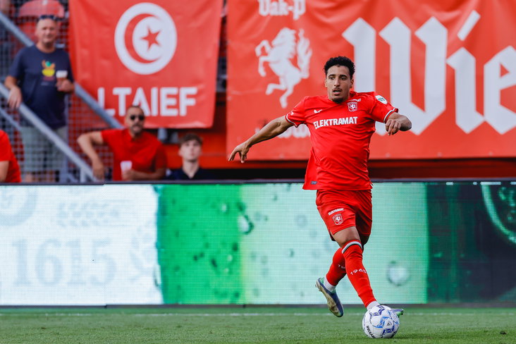 Sayf Ltaief aan de bal in De Grolsch Veste