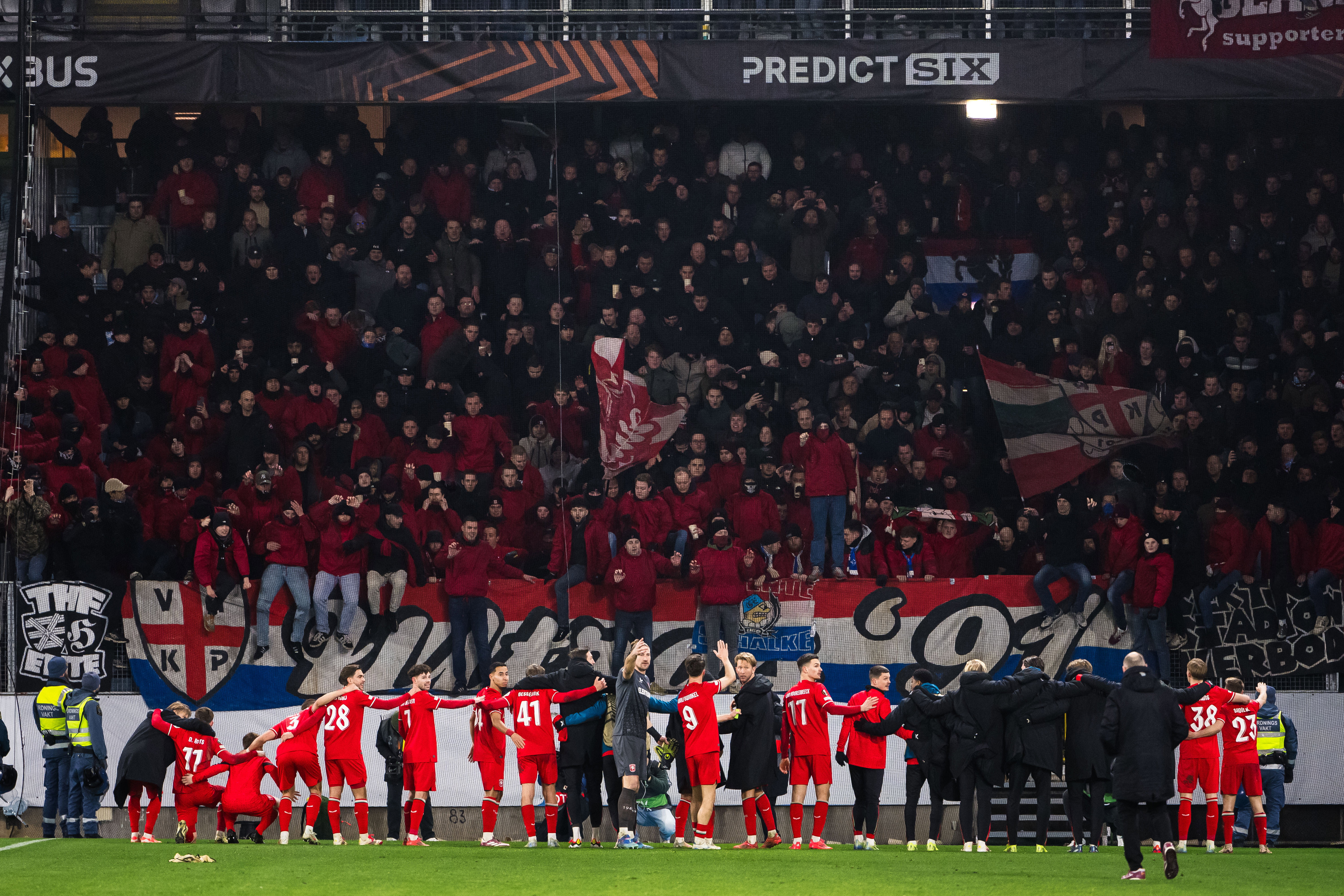 FC Twente viert de zege in Malmö met de meegereisde fans