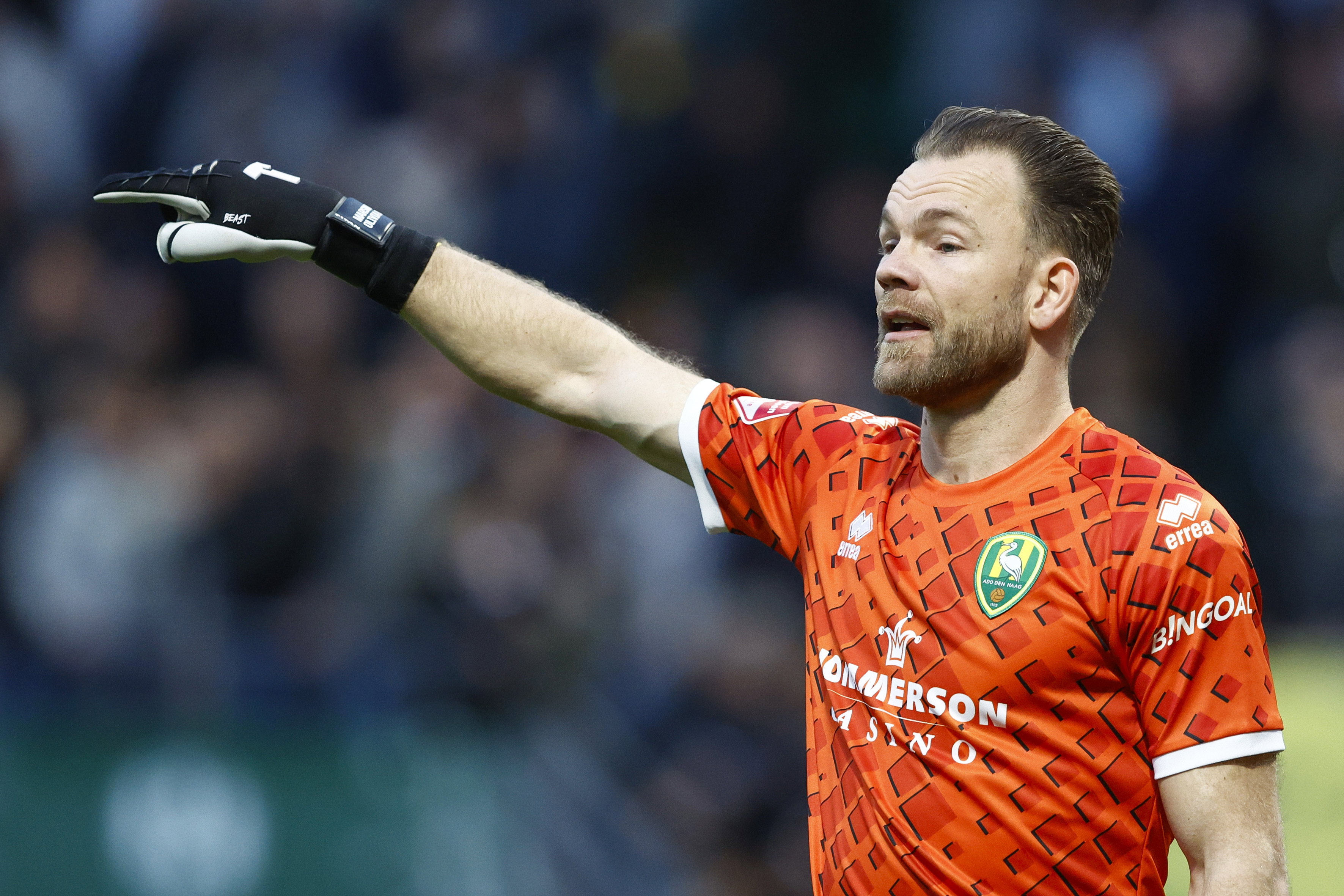 Nick Marsman geeft aanwijzingen aan zijn ploeggenoten bij ADO Den Haag
