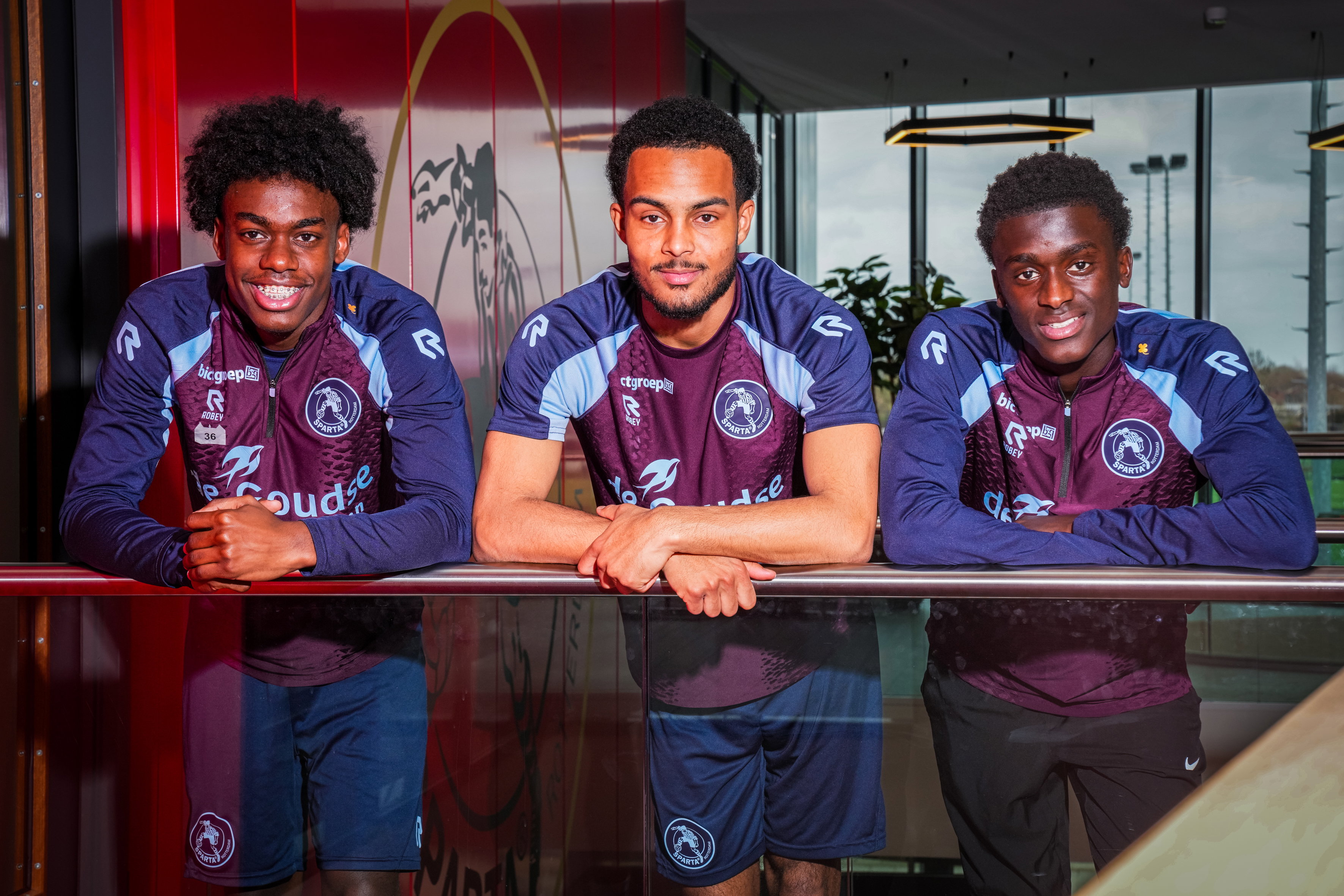 Lushendry Martes, Marvin Young en Ayoni Santos poseren voor een foto bij Sparta Rotterdam