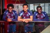 Lushendry Martes, Marvin Young en Ayoni Santos poseren voor een foto bij Sparta Rotterdam