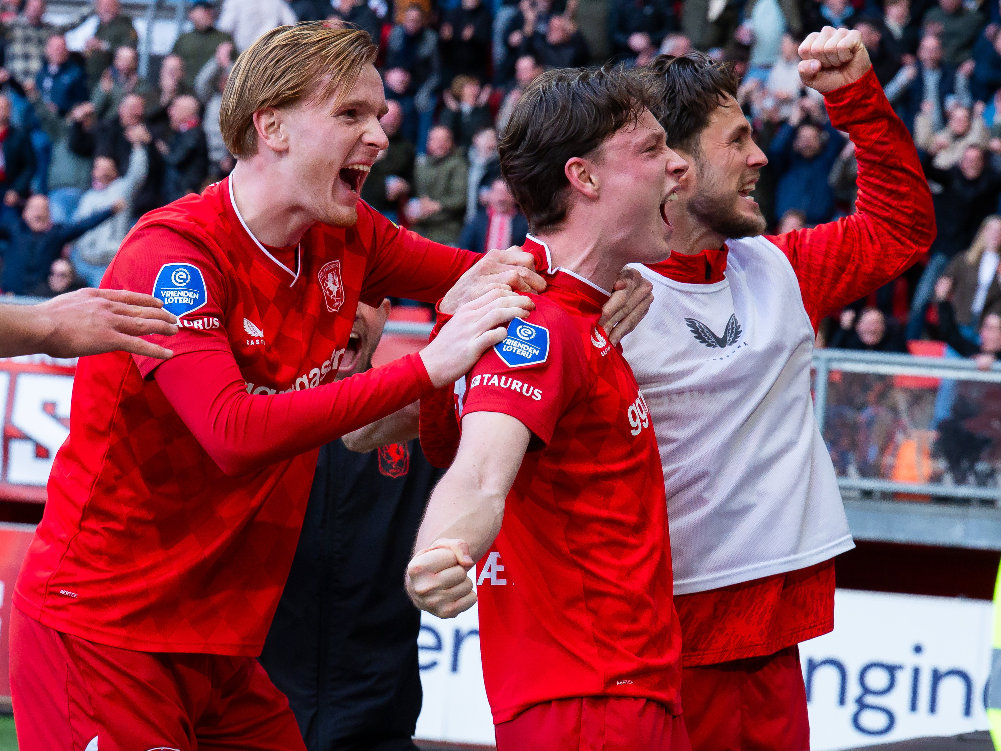 Sondre Ørjasæter wordt gefeliciteerd na een goal in De Grolsch Veste