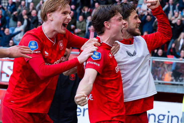 Sondre Ørjasæter wordt gefeliciteerd na een goal in De Grolsch Veste