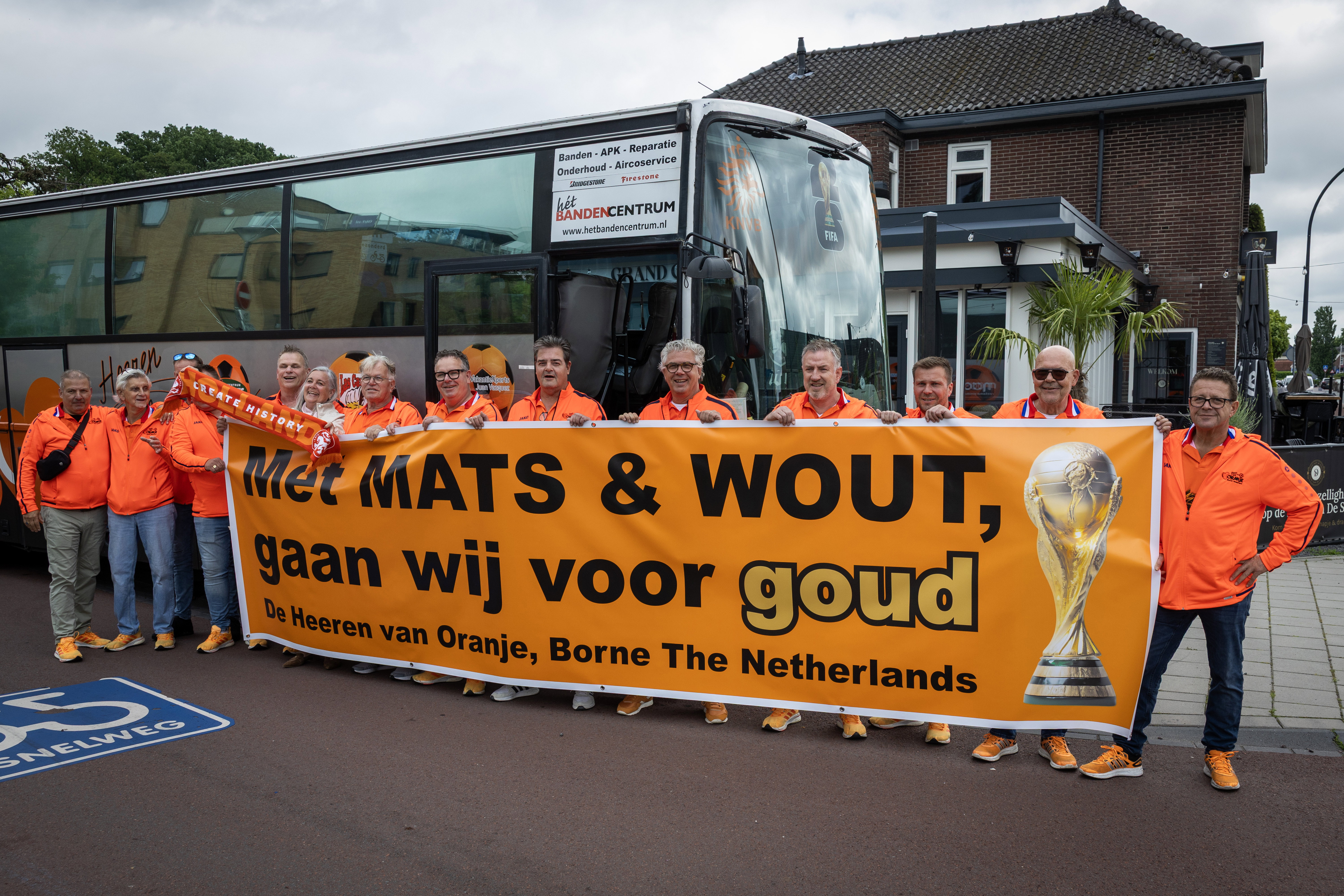 De Heeren van Oranje (uit Borne) voor hun vertrek naar de uitzwaaiwedstrijd van het Nederlands elftal