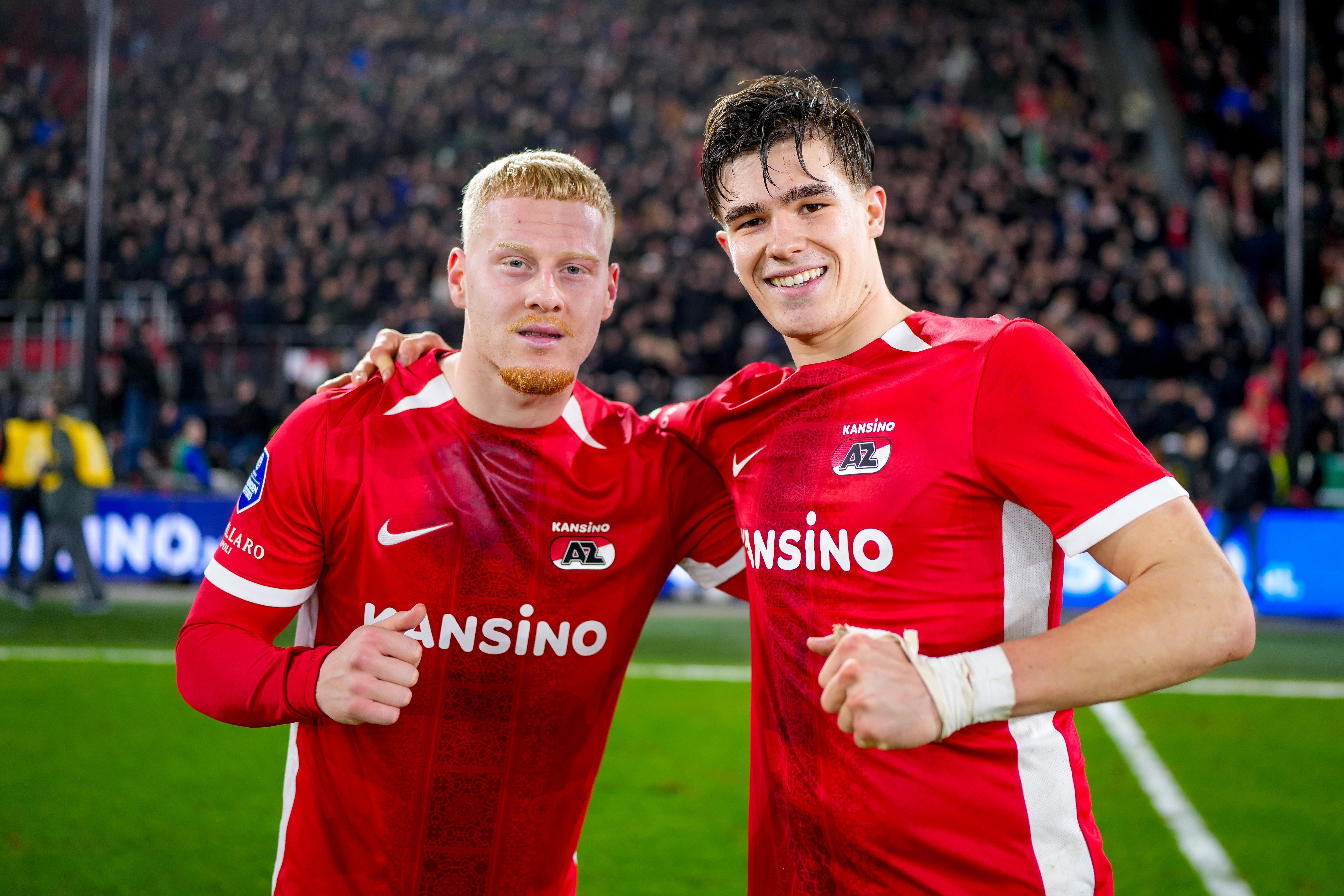 Mexx Meerdink en Wouter Goes poseren na een zege van AZ