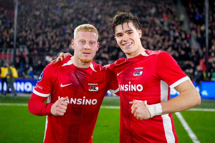 Mexx Meerdink en Wouter Goes poseren na een zege van AZ
