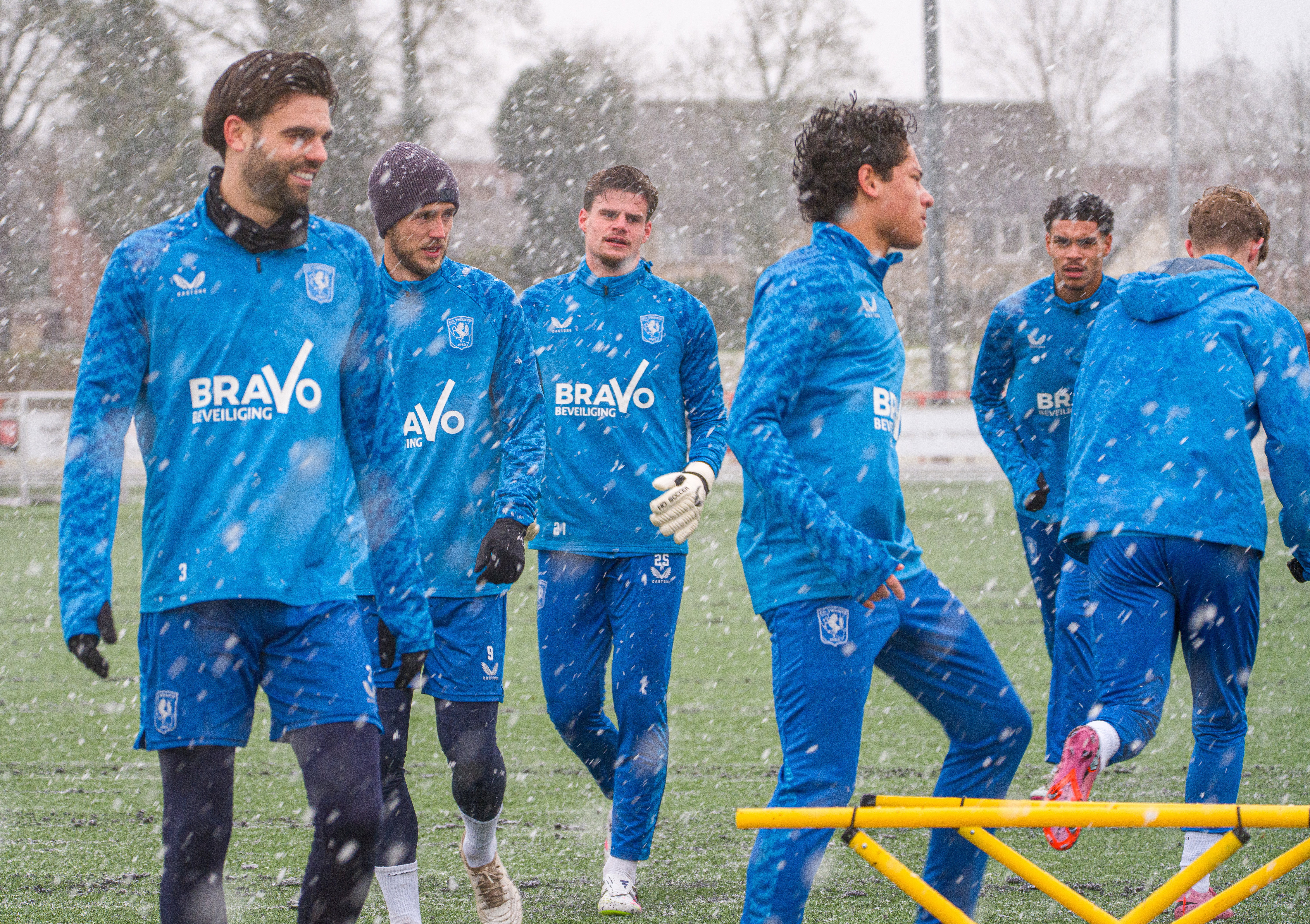 FC Twente traint onder winterse omstandigheden