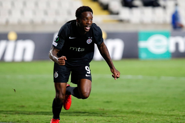 Queensy Menig juicht na een goal voor Partizan Belgrado