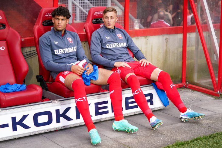 Juliën Mesbahi en Max Bruns zitten op de bank in De Grolsch Veste