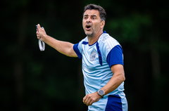 Ajax-trainer Michel geeft instructies