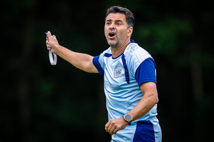 Ajax-trainer Michel geeft instructies