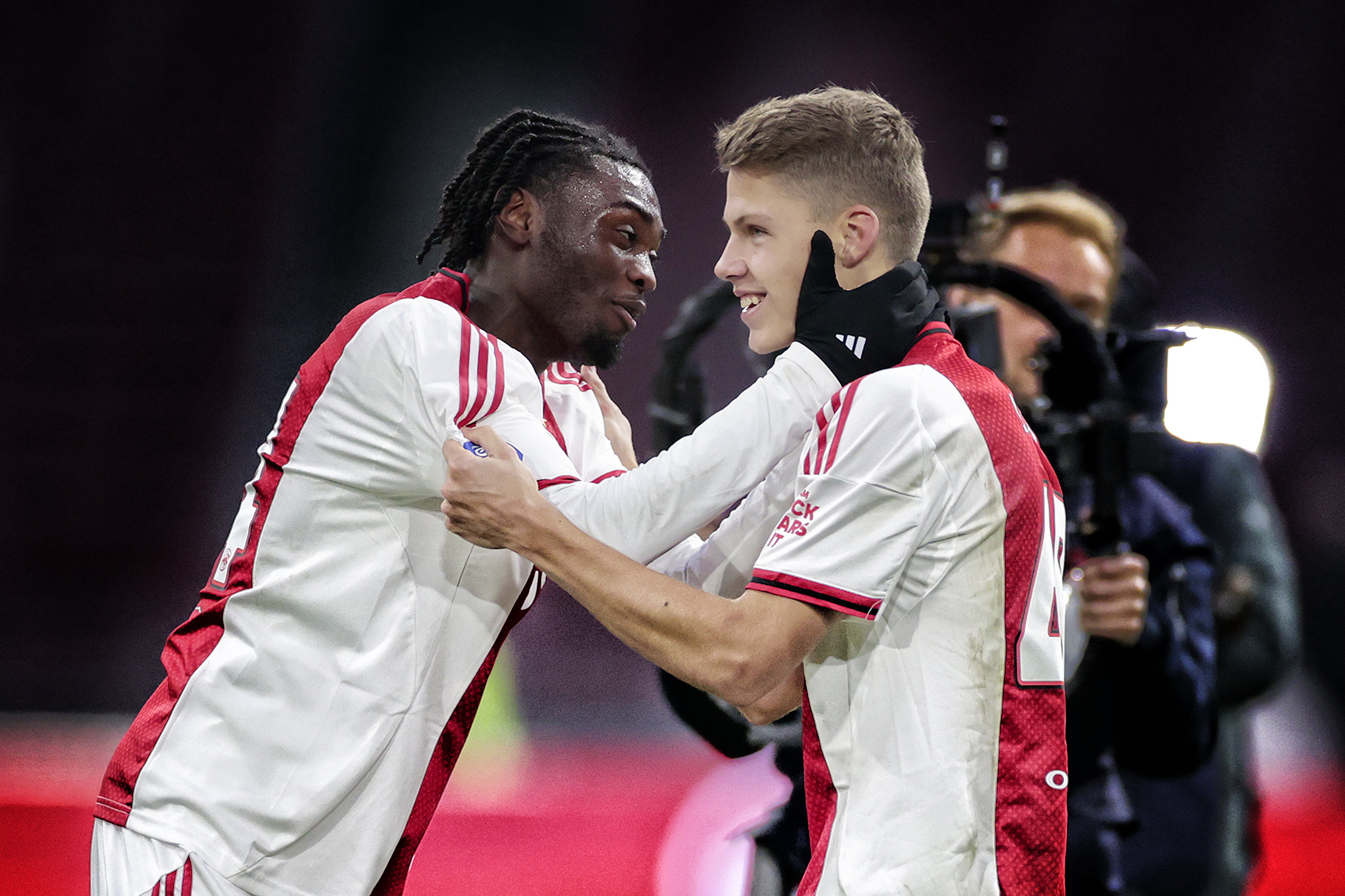 Jorthy Mokio en Sean Steur vieren feest na een goal van Ajax