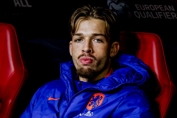 Luciano Valente op de bank bij het Nederlands elftal