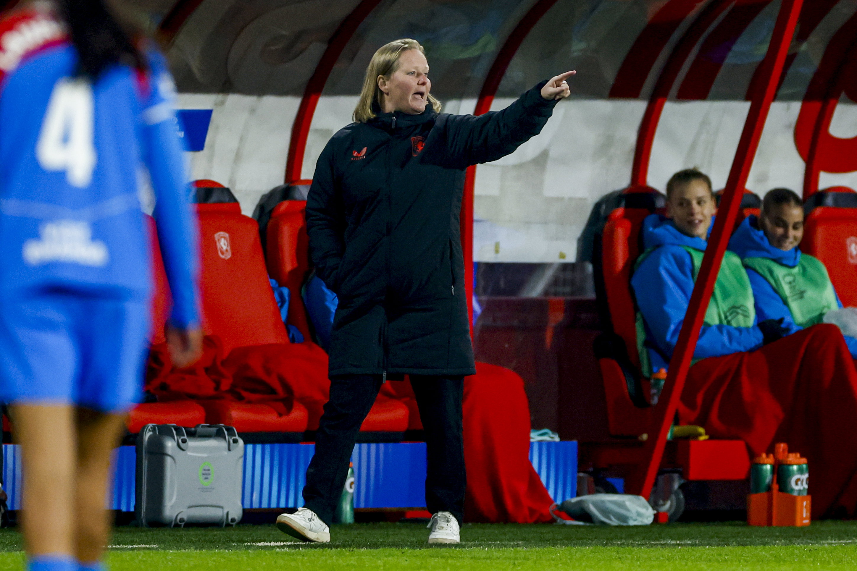 Corina Dekker langs de lijn bij FC Twente