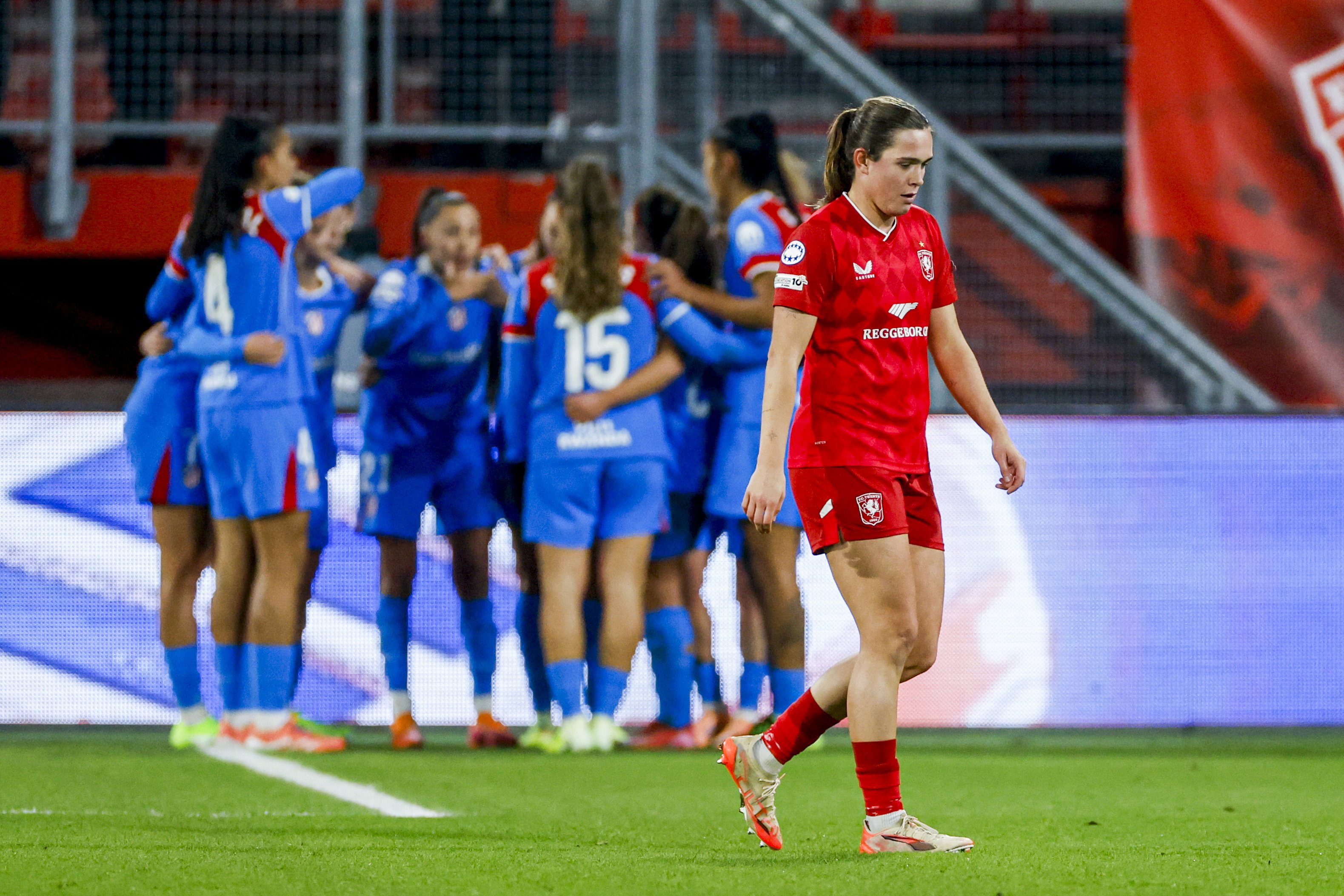 Alieke Tuin baalt na een treffer van Atlético Madrid