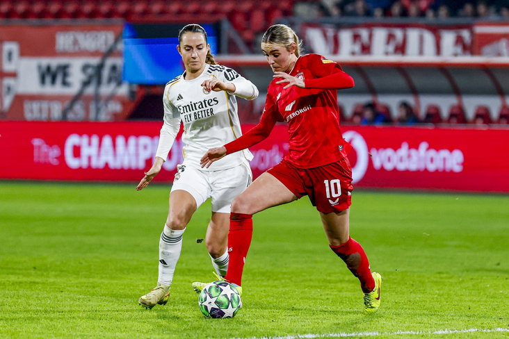 Jill Roord (FC Twente) in duel met Sara Däbritz (Real Madrid)