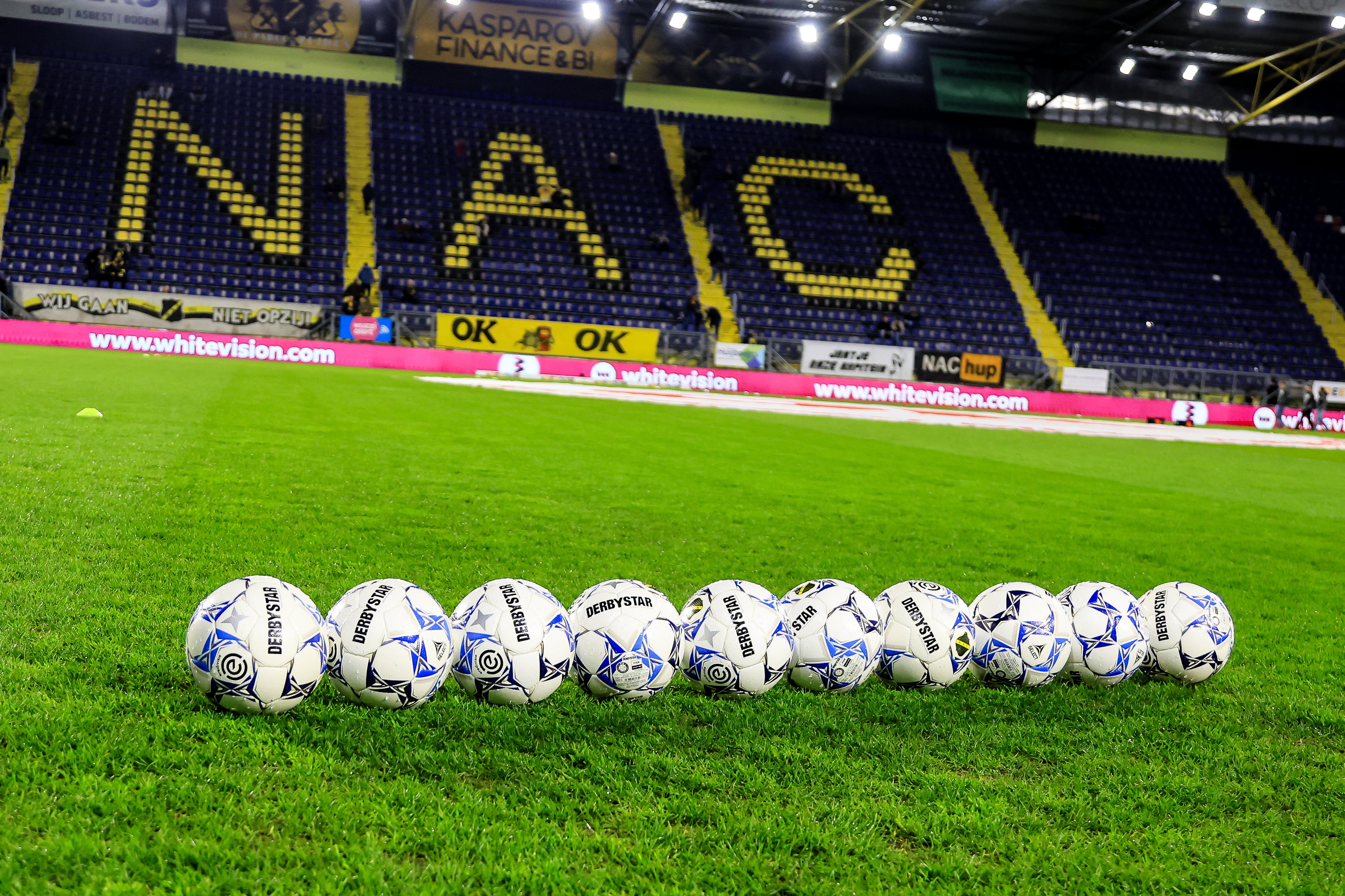 Ballen op het veld in het Rat Verlegh Stadion