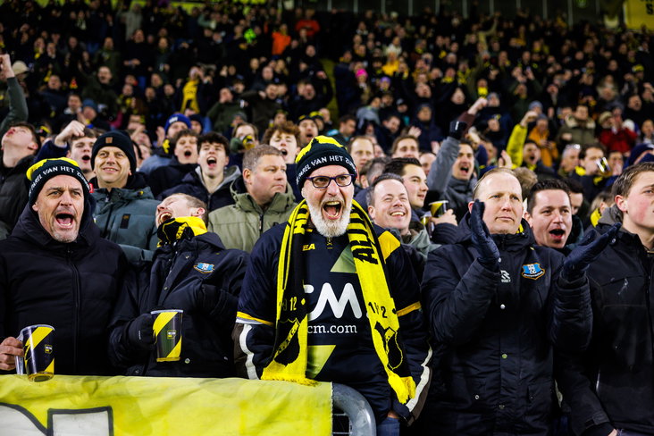 Een fanatieke NAC Breda-fan schreeuwt het uit op de tribune