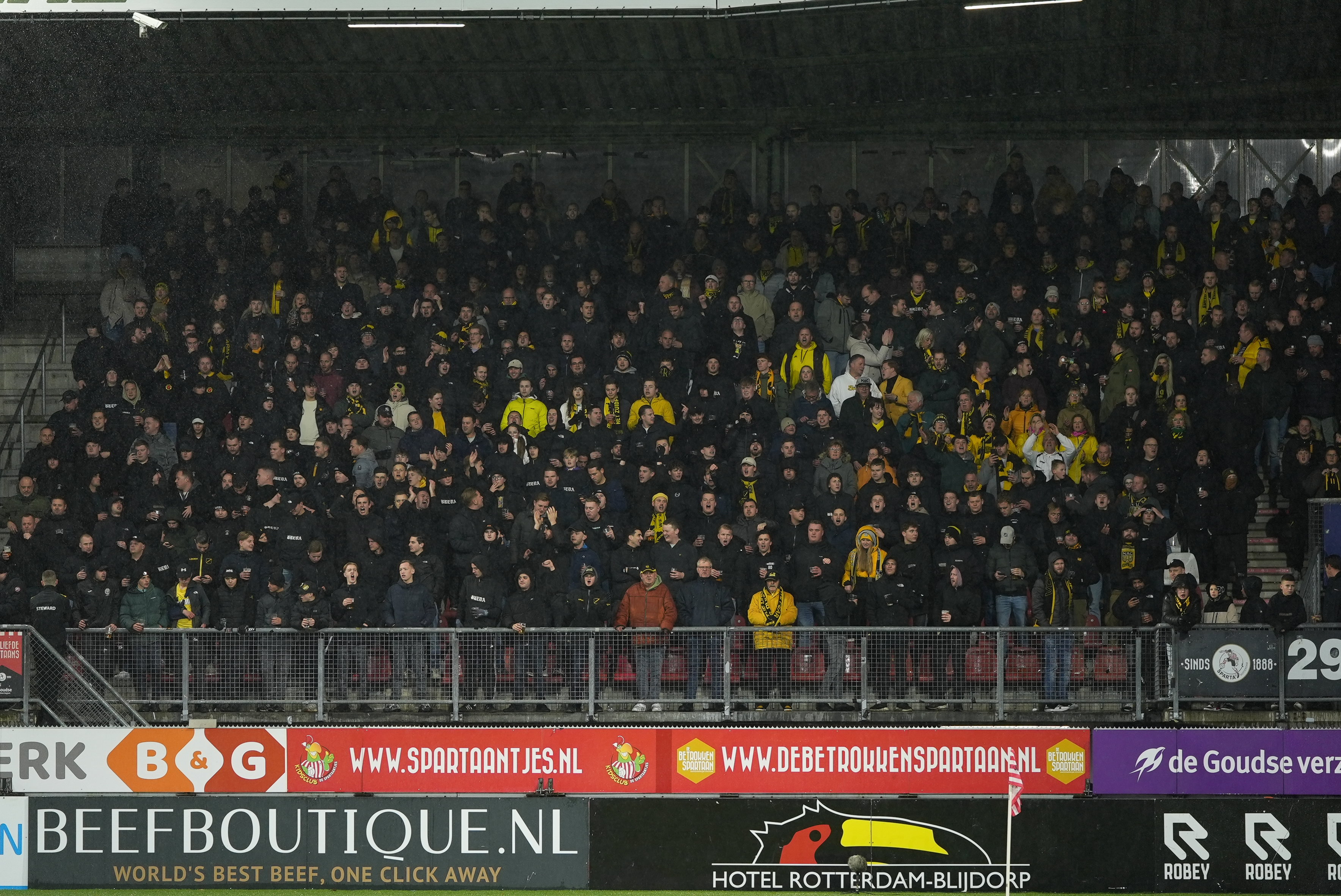 NAC Breda-fans in het uitvak op bezoek bij Sparta