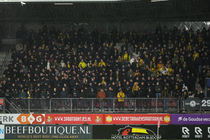 NAC Breda-fans in het uitvak op bezoek bij Sparta
