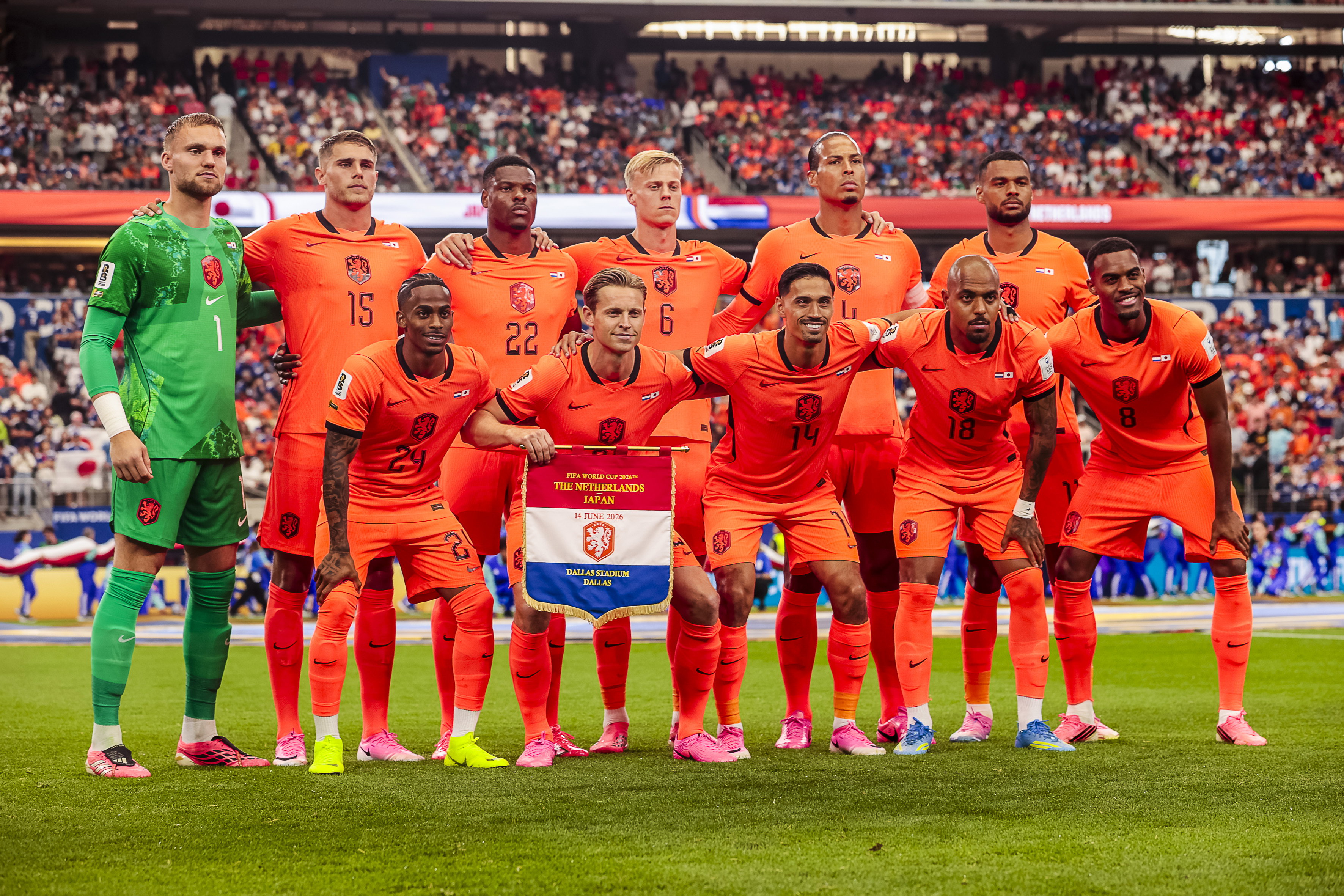 Het Nederlands elftal poseert voor de wedstrijd tegen Japan