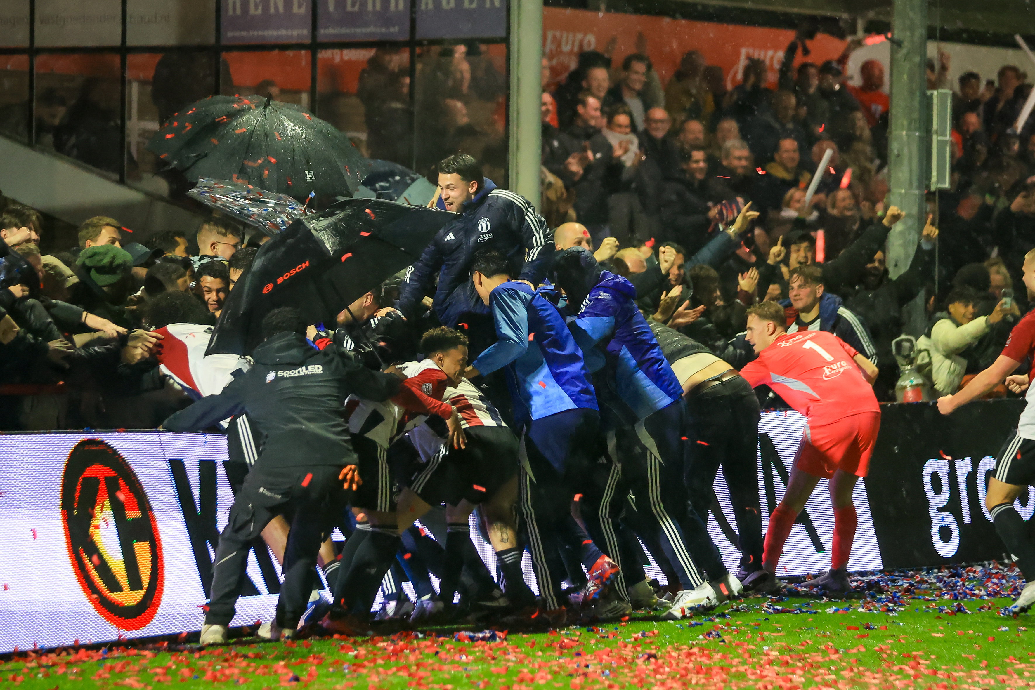 Nick Nagtegaal viert feest met de supporters van Excelsior Maassluis