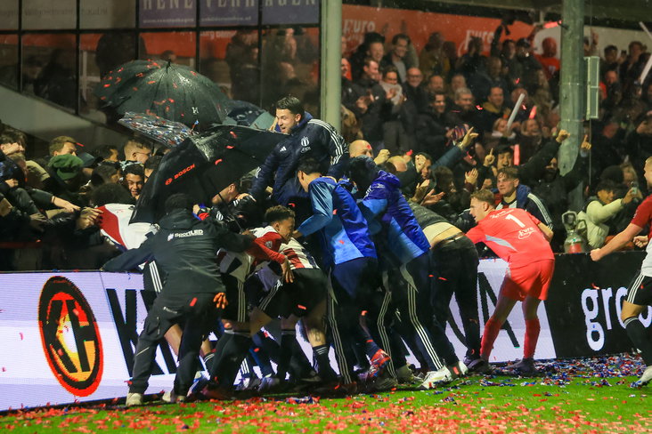 Nick Nagtegaal viert feest met de supporters van Excelsior Maassluis