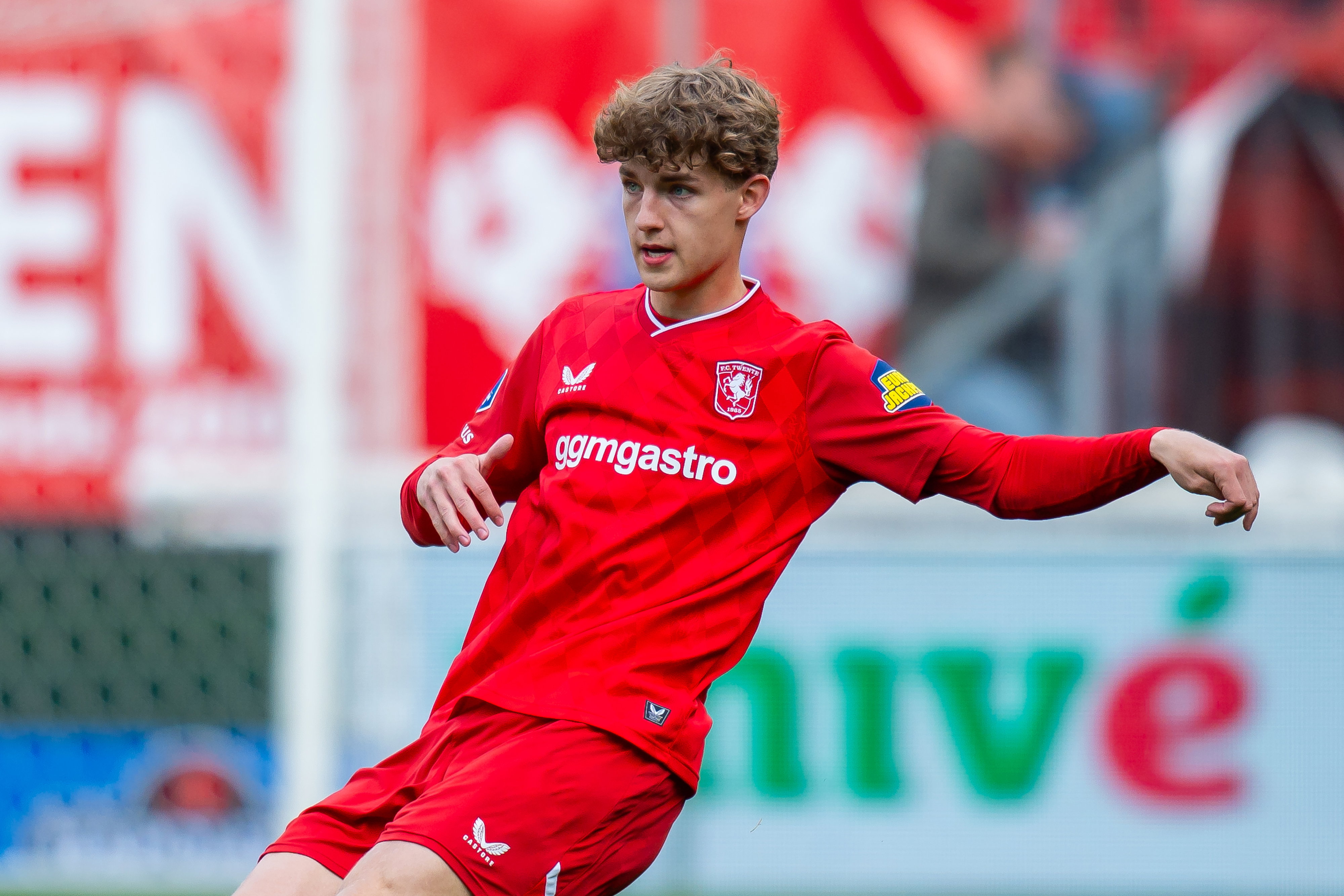 Ruud Nijstad geeft een pass bij FC Twente