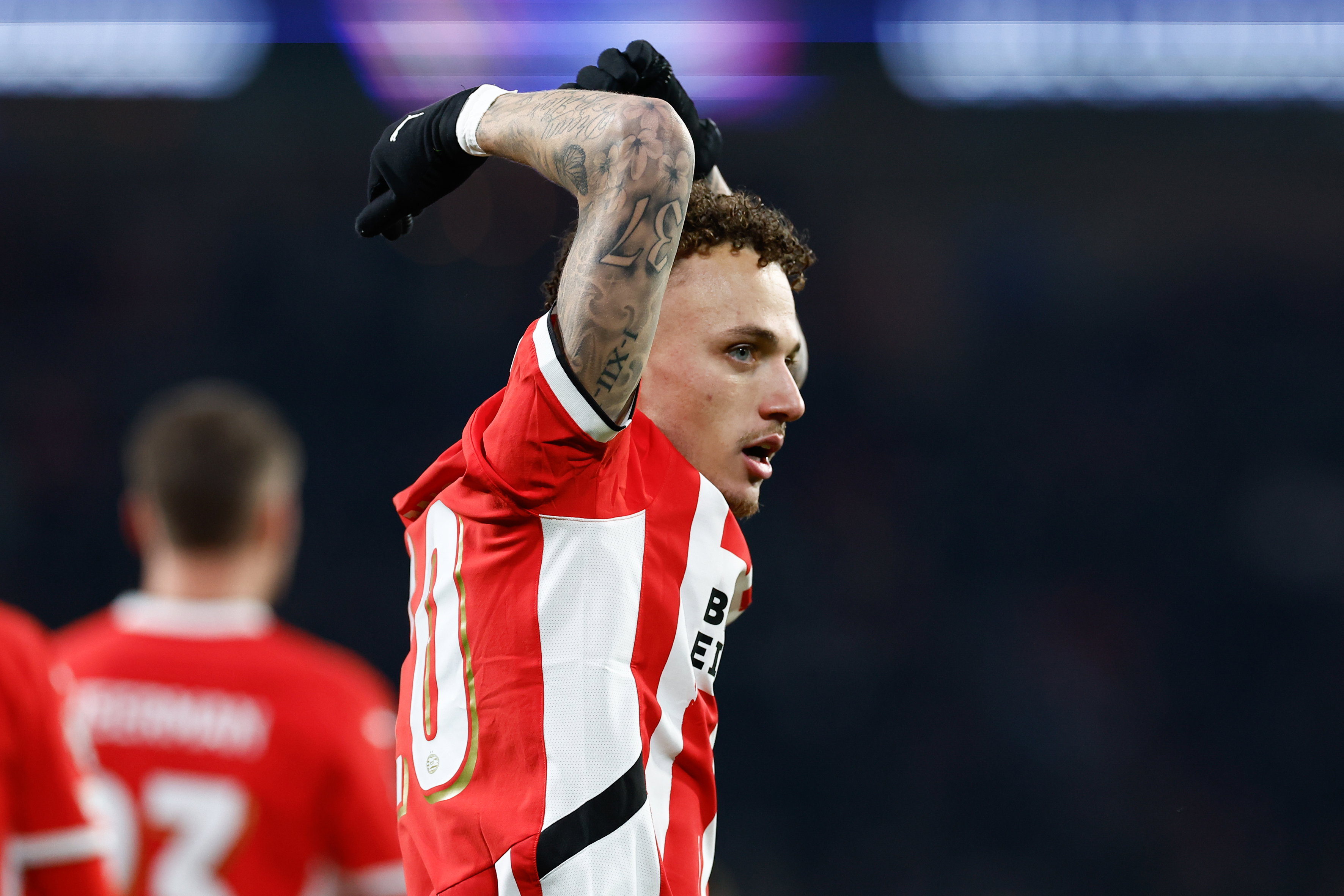 Noa Lang zweept de PSV-fans op