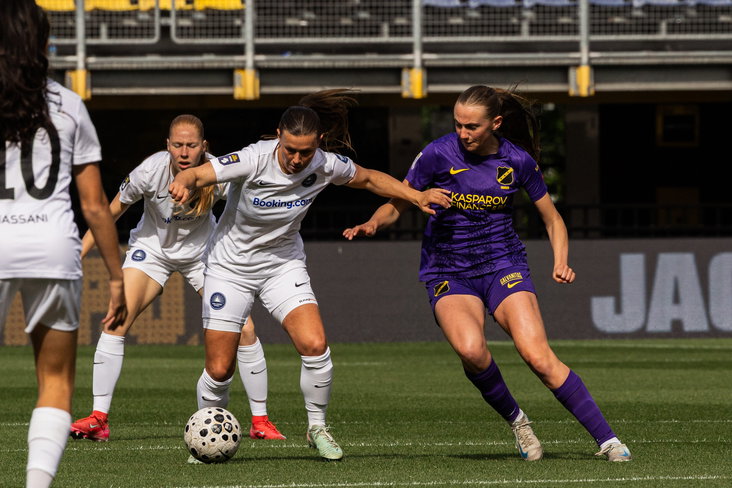 Dominique Bruinenberg in actie tijdens NAC Breda - HERA United