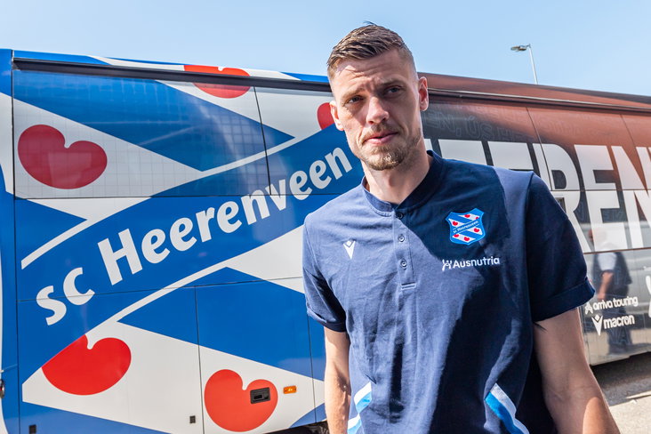 Andries Noppert voor de spelersbus van SC Heerenveen