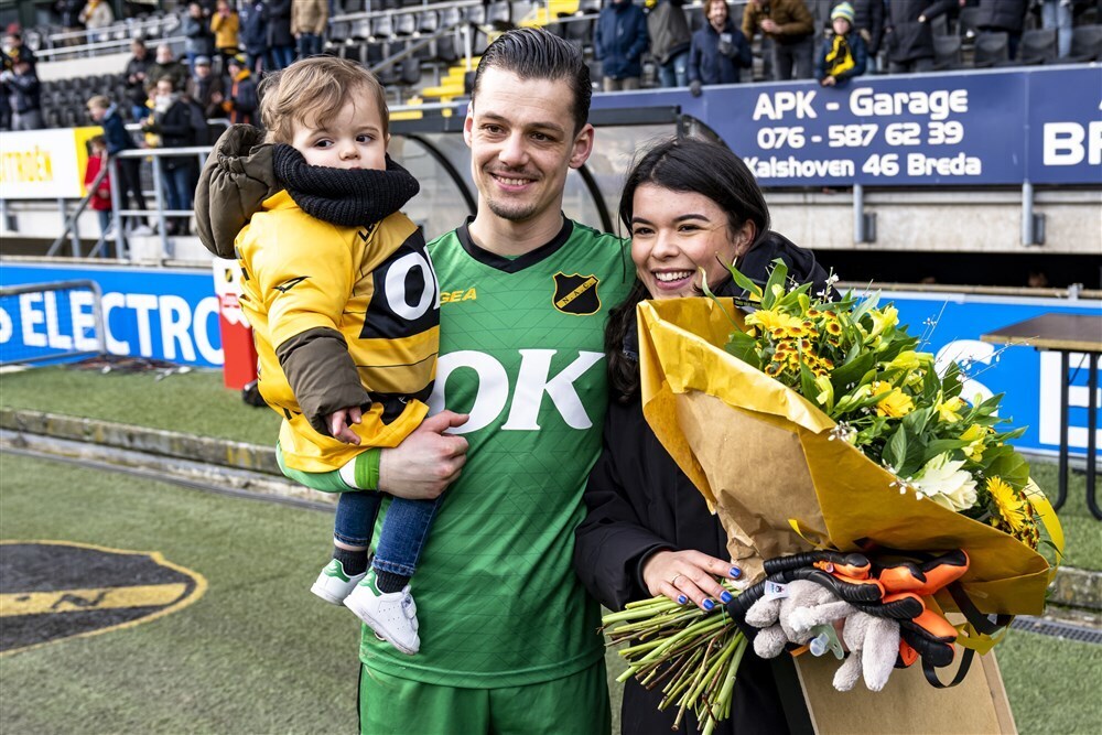 Nick Olij ontvangt bloemen bij NAC Breda