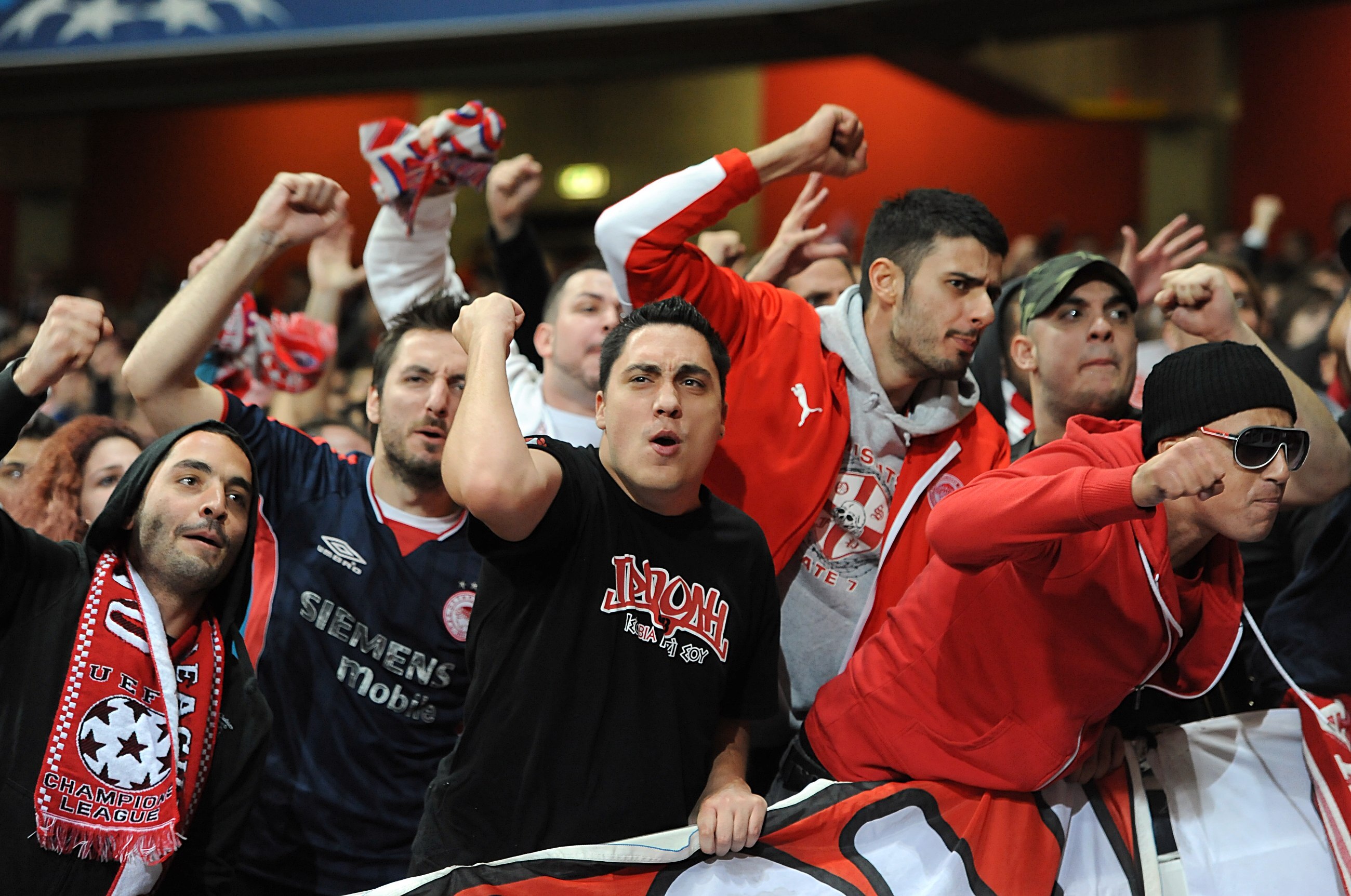 Fanatieke Olympiakos-supporters op de tribune
