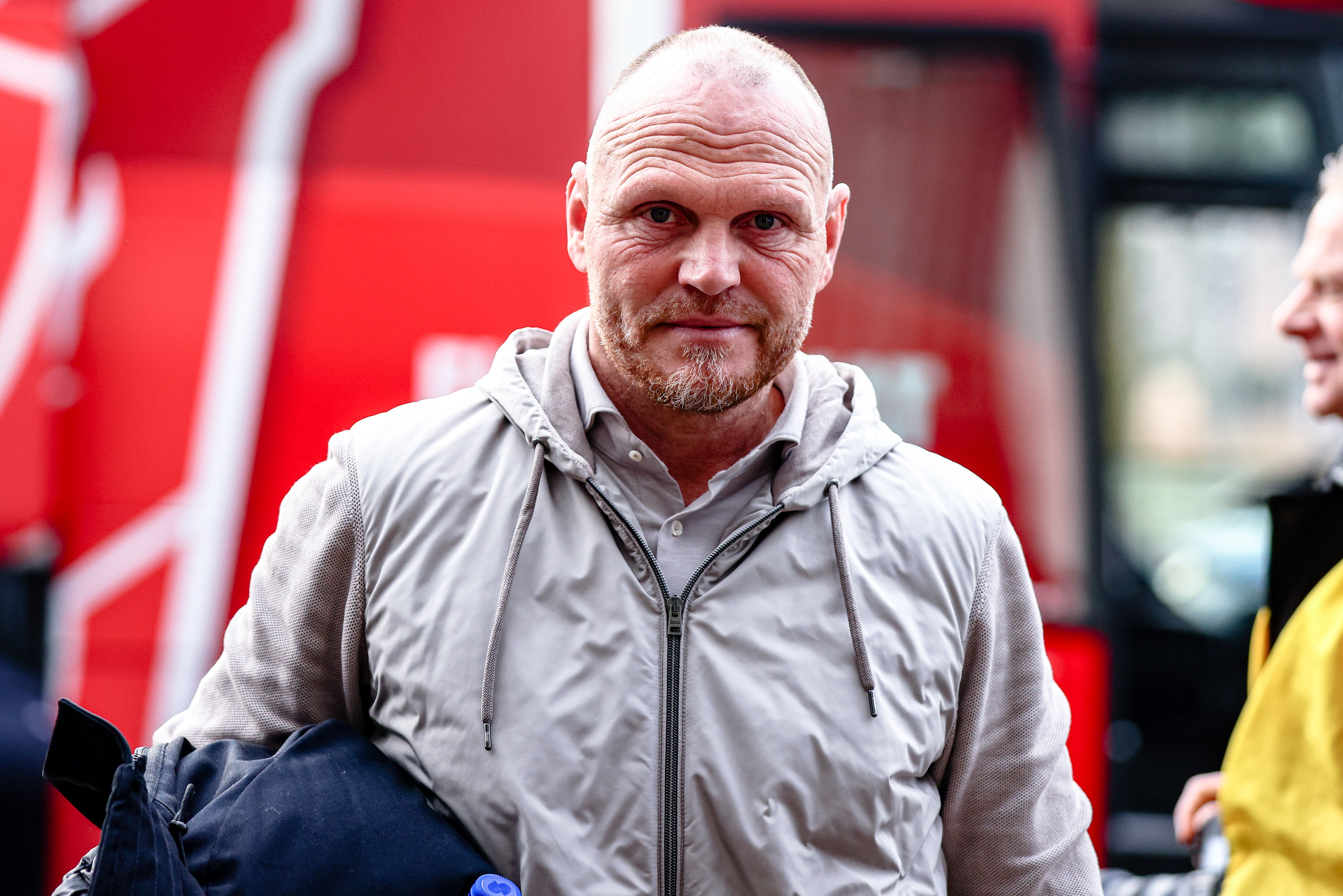 Joseph Oosting voor de spelersbus van FC Twente