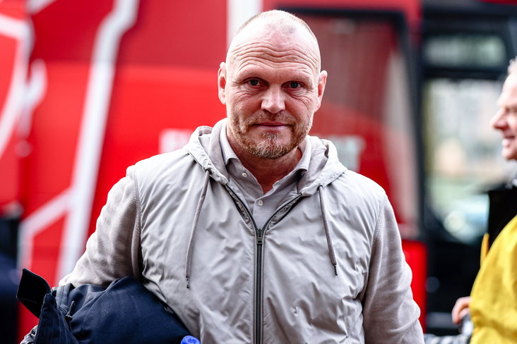 Joseph Oosting voor de spelersbus van FC Twente