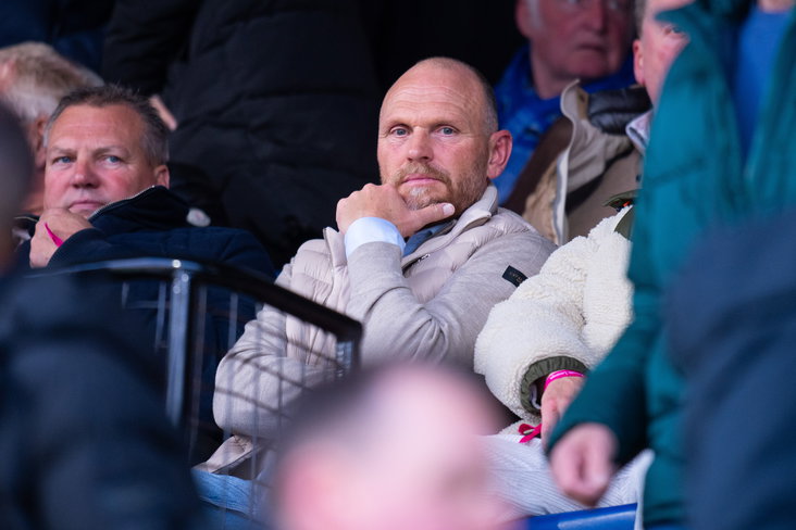 Joseph Oosting op de tribune in Emmen