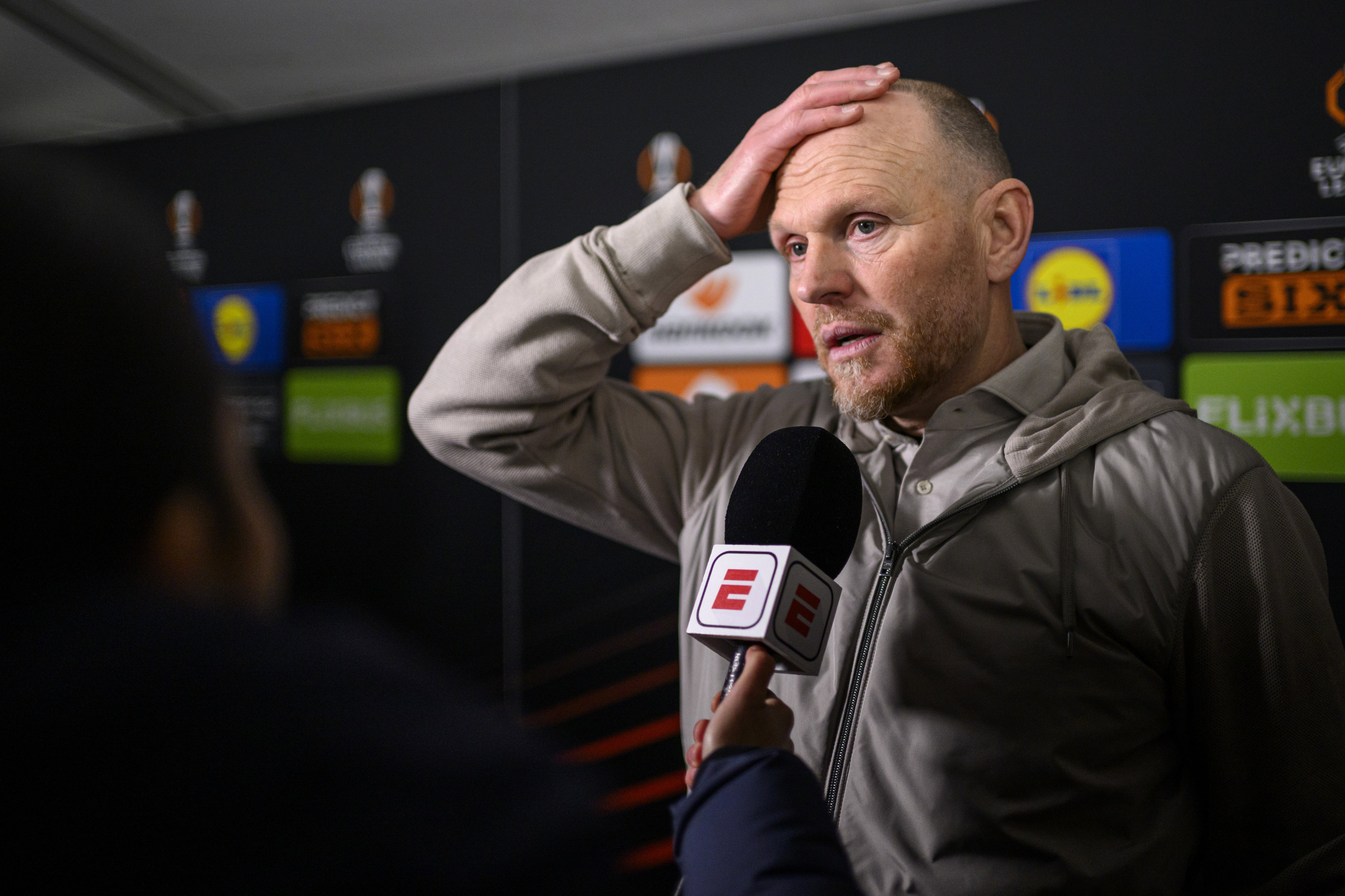 Joseph Oosting voor de microfoon van ESPN