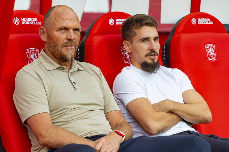 Joseph Oosting zit in de dug-out met Michal Sadilek