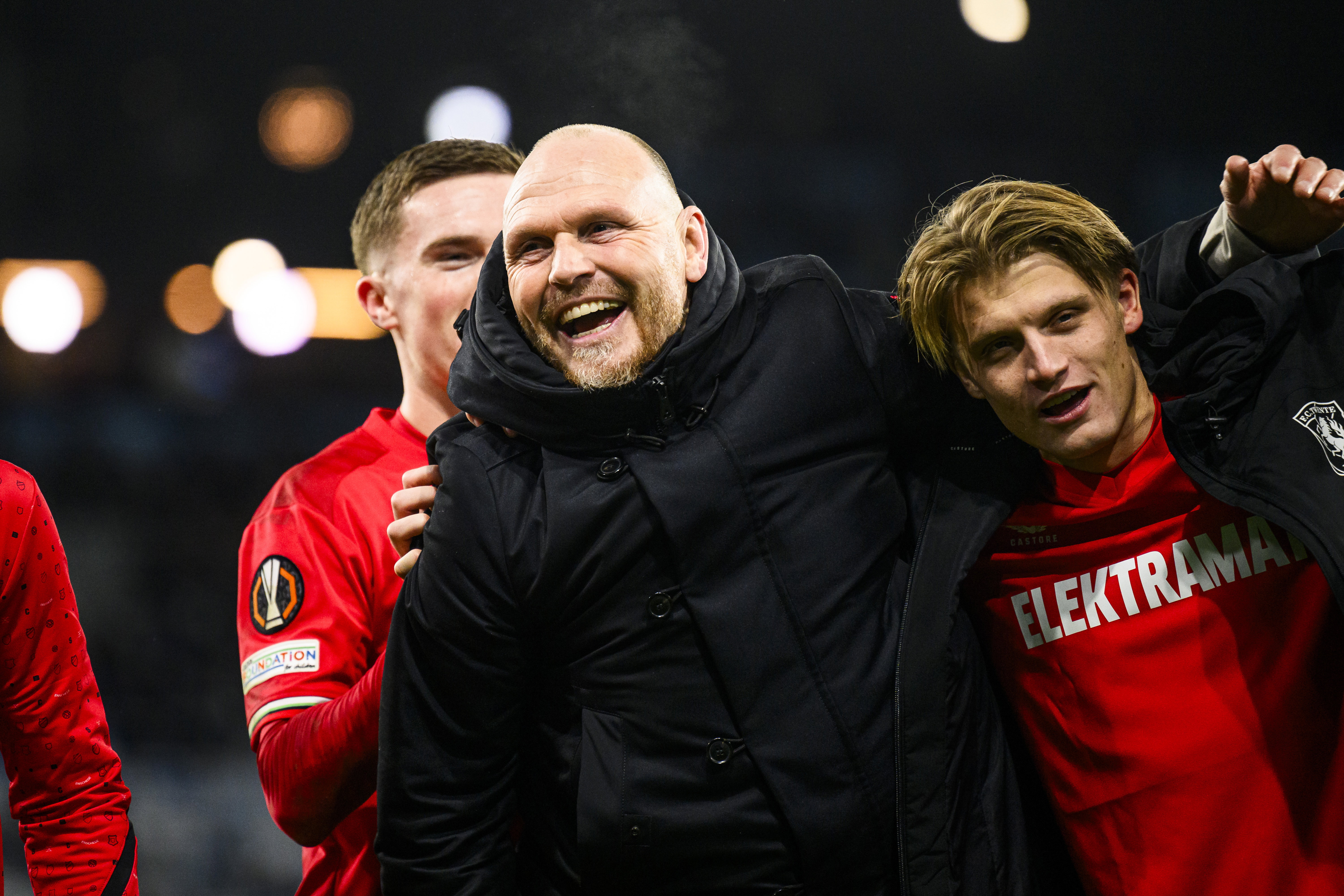 Joseph Oosting en Sem Steijn vieren een feestje in Zweden met de meegereisde fans