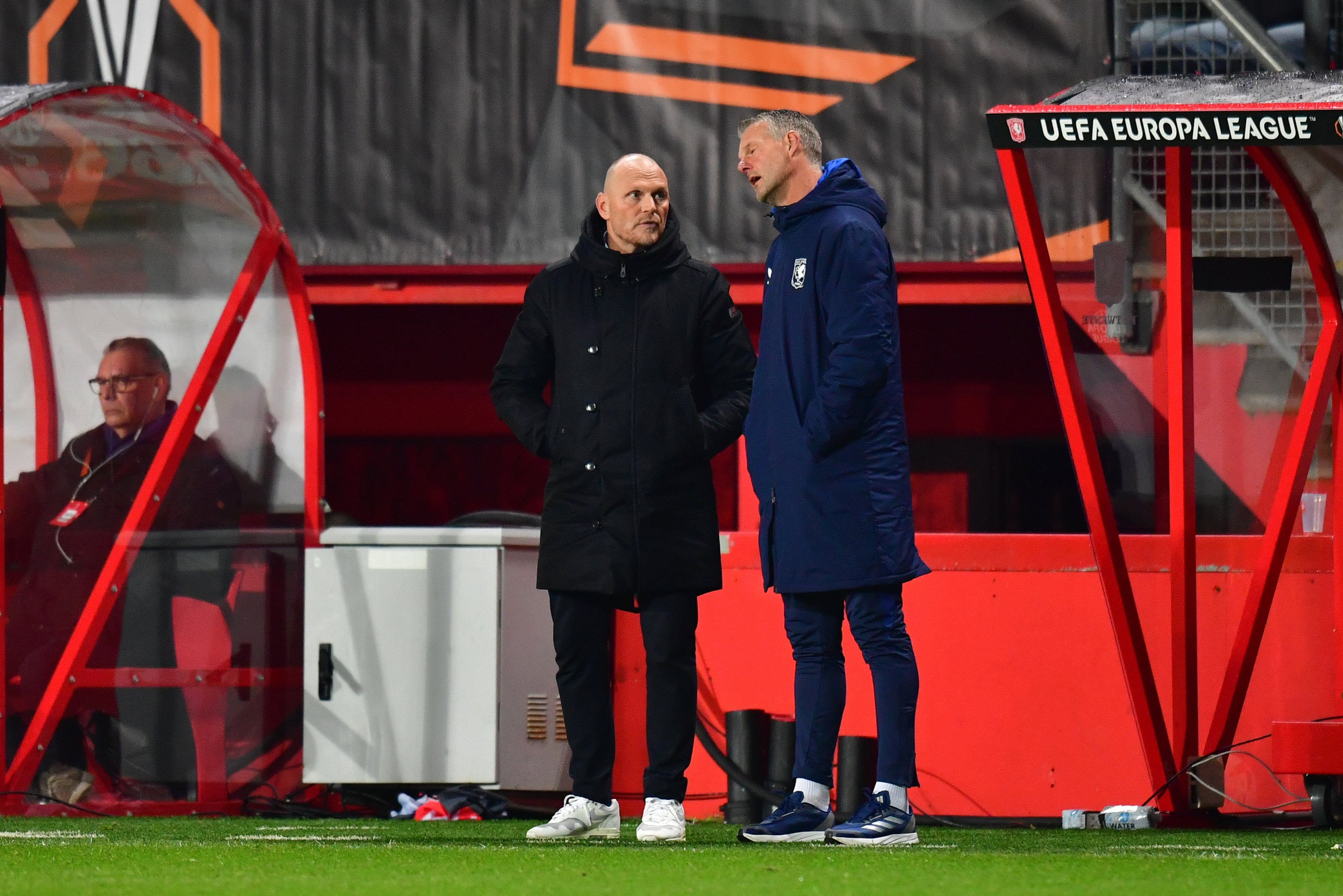 Joseph Oosting in overleg met zijn assistent Peter Uneken