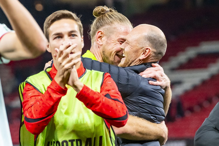 Lars Unnerstall knuffelt met Joseph Oosting in Manchester