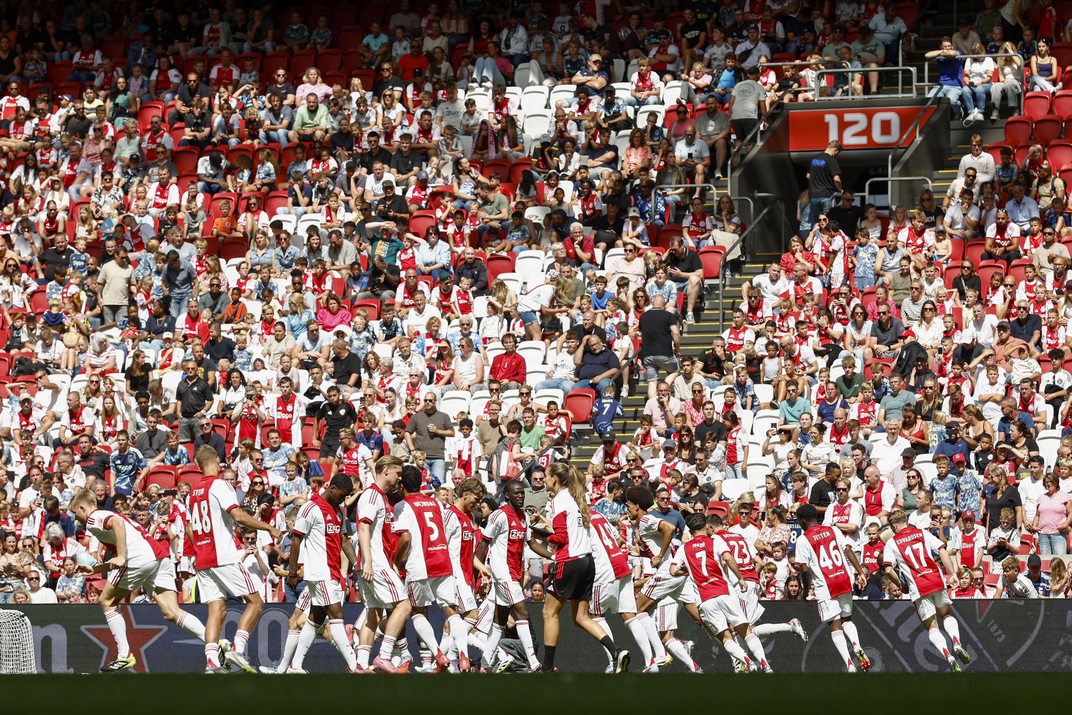 Ajax-spelers in actie tijdens de Open Dag