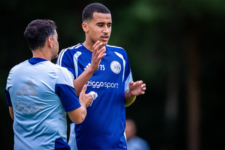 Abdellah Ouazane in overleg met Ajax-trainer Michel