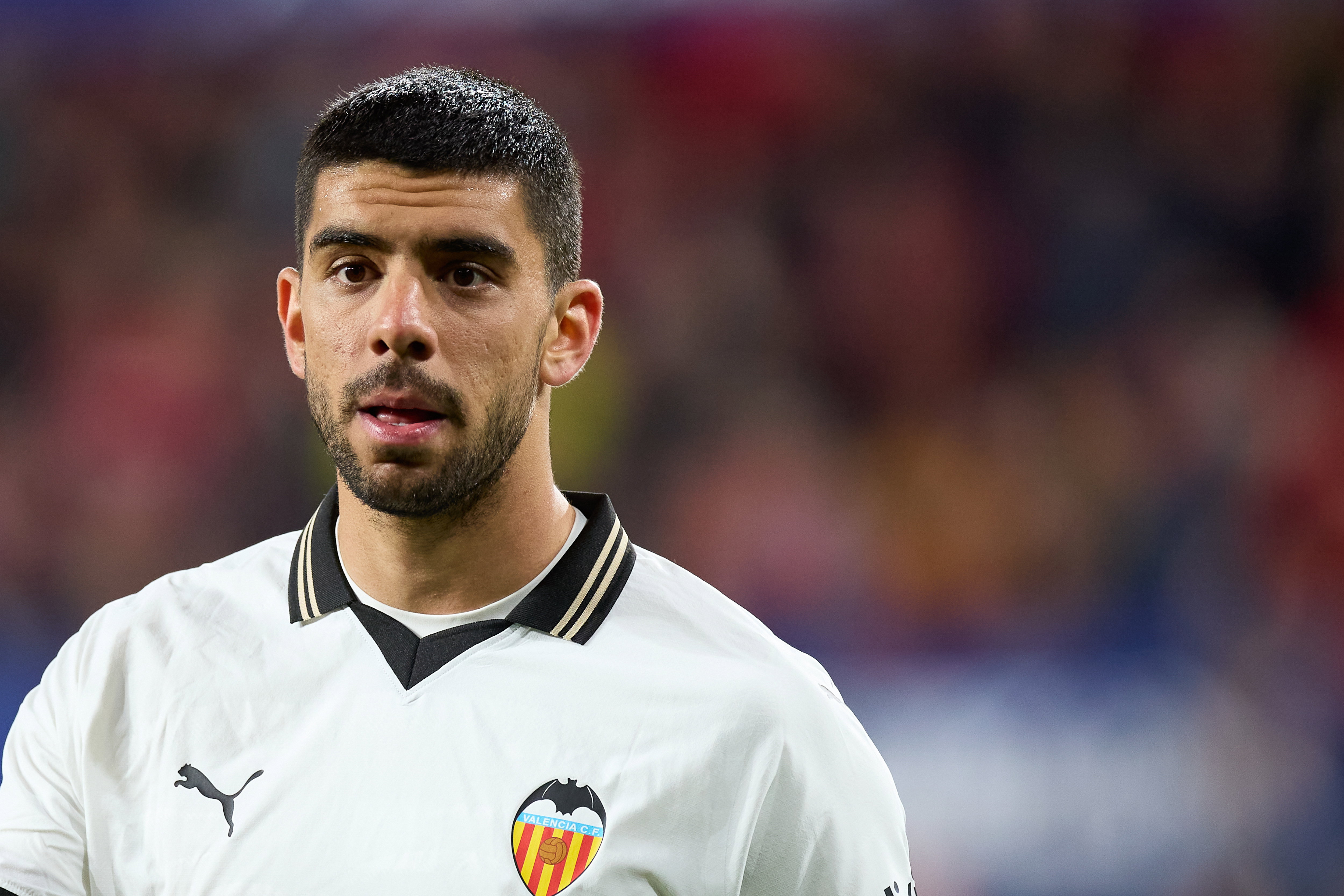 Cenk Özkacar in actie bij Valencia