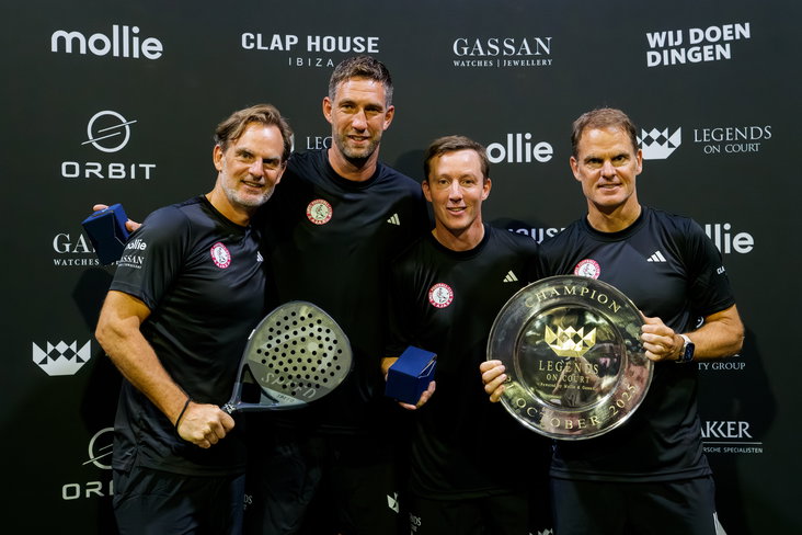 Ronald de Boer, Maarten Stekelenburg, Cedric van der Gun en Frank de Boer bij Peakz Padel in Amsterdam (Legends on Court)