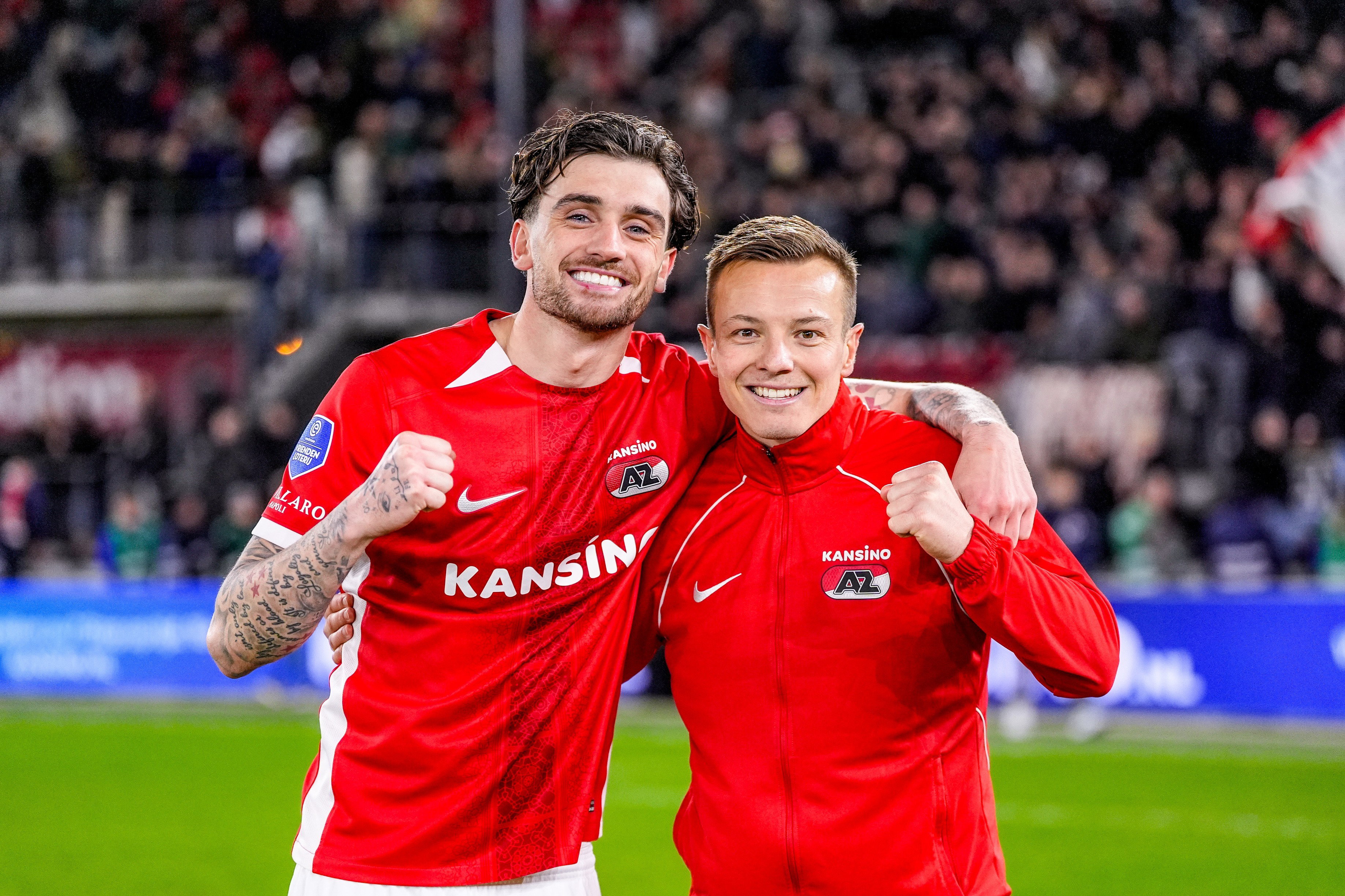 Troy Parrott poseert met ploeggenoot Jordy Clasie na een zege van AZ