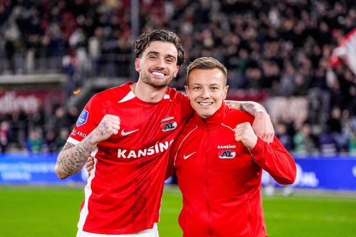Troy Parrott poseert met ploeggenoot Jordy Clasie na een zege van AZ
