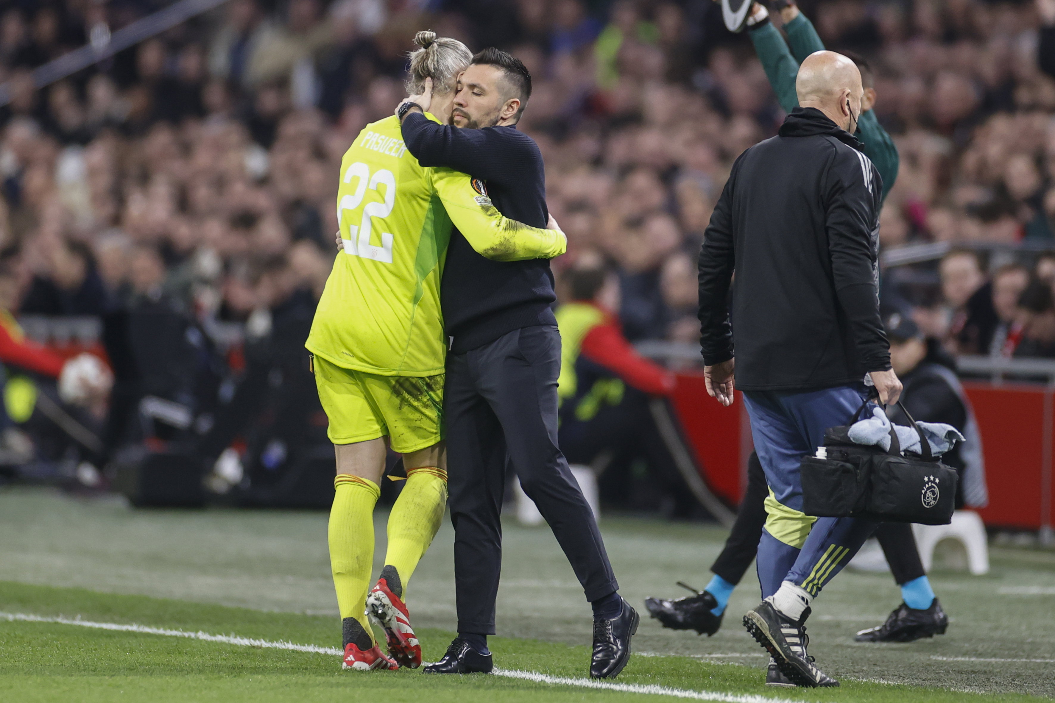 Ajax-trainer Francesco Farioli troost Remko Pasveer