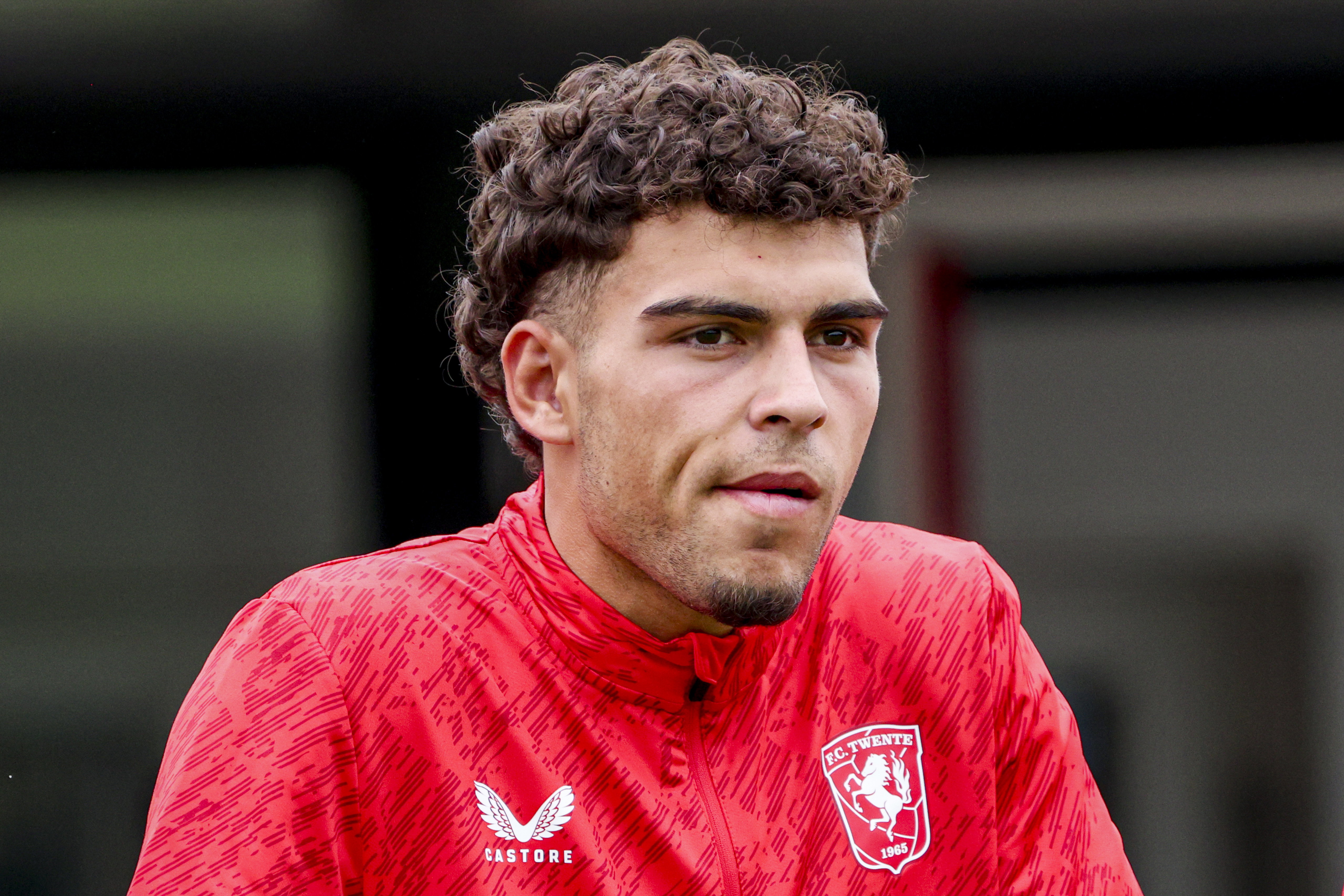 Guilherme Peixoto kijkt toe tijdens een oefenwedstrijd van FC Twente